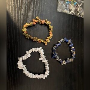 Chip bracelets - ukalite, lápiz azul, and hawlite 
Stone bracelets